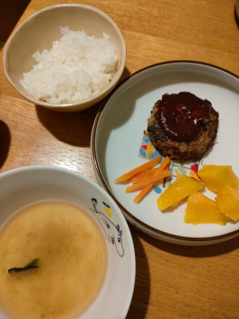 偏食気味の子どもが食べたハンバーグと味噌汁の食卓