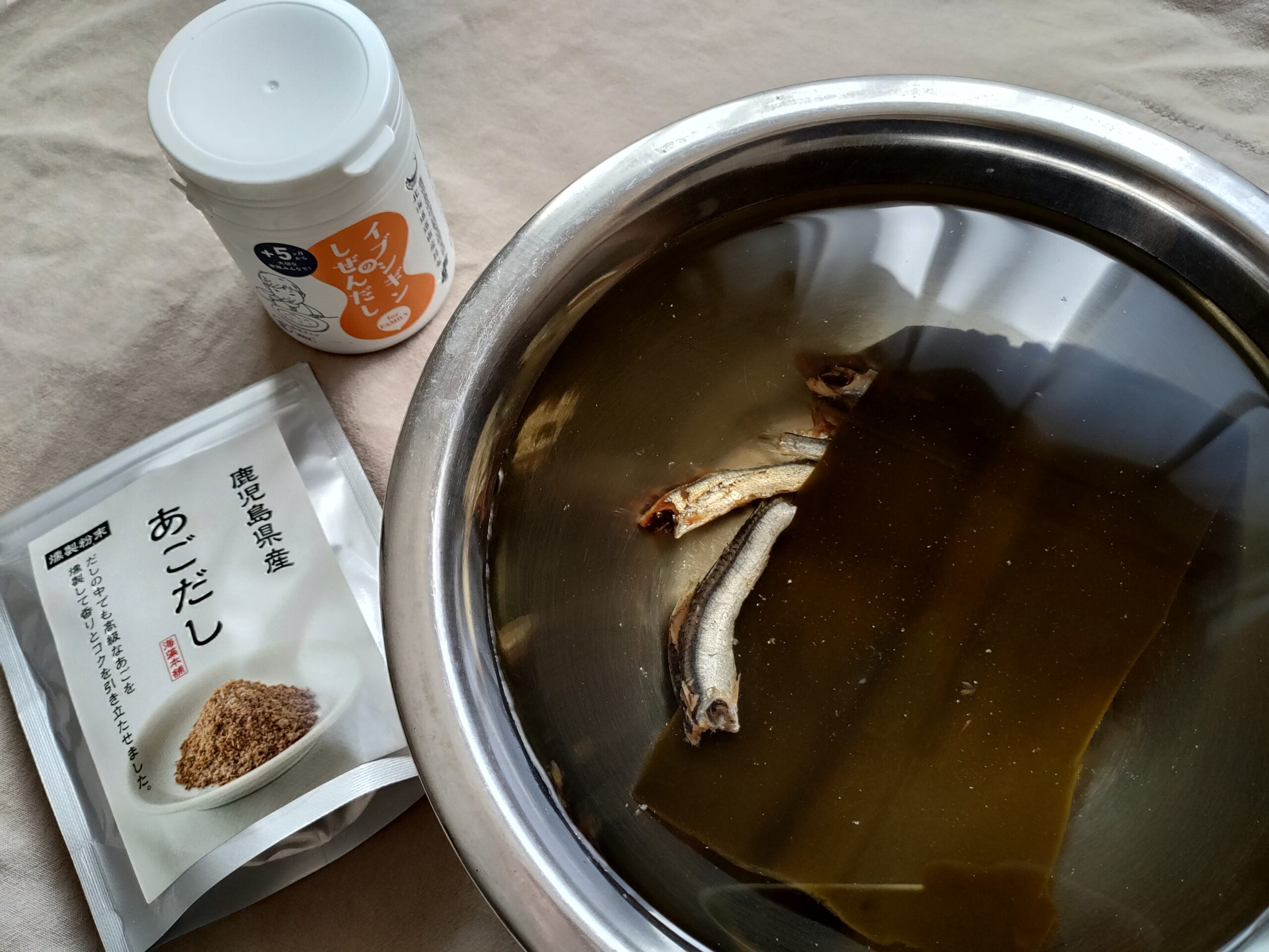 煮干しと昆布の水だし、昆布と煮干しの粉末だし、あごだしを並べた写真