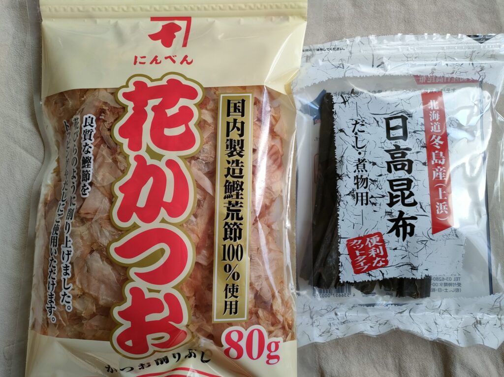 だし昆布とかつおぶしのパッケージを並べた写真