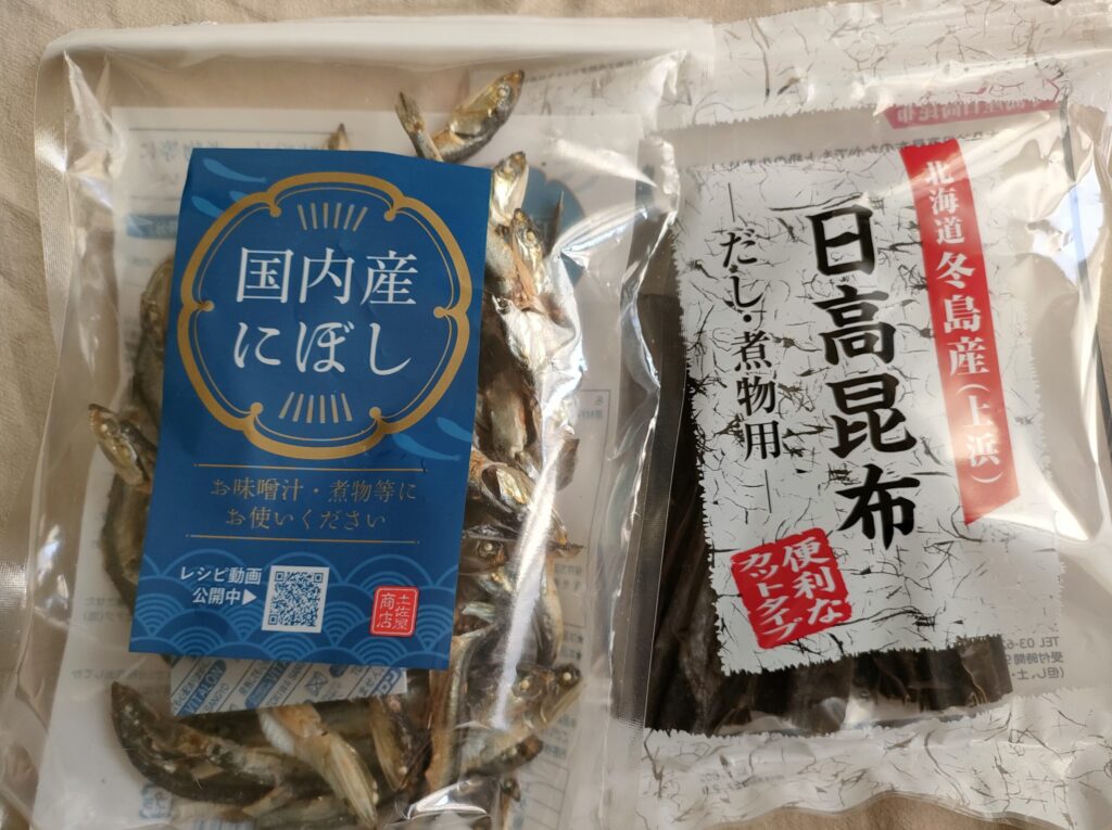 煮干しとだし昆布のパッケージを並べた写真
