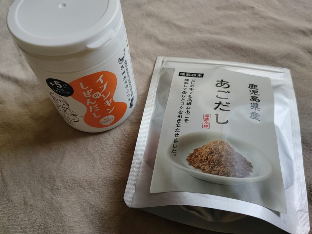 昆布と煮干しの粉末だしと、あごだしを並べた写真