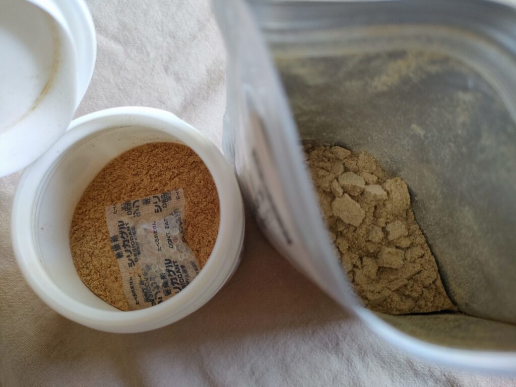昆布と煮干しの粉末だしと、あごだしの中身を開封して撮影した写真