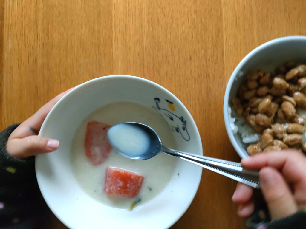 前日のスープと納豆ごはんの朝の食卓