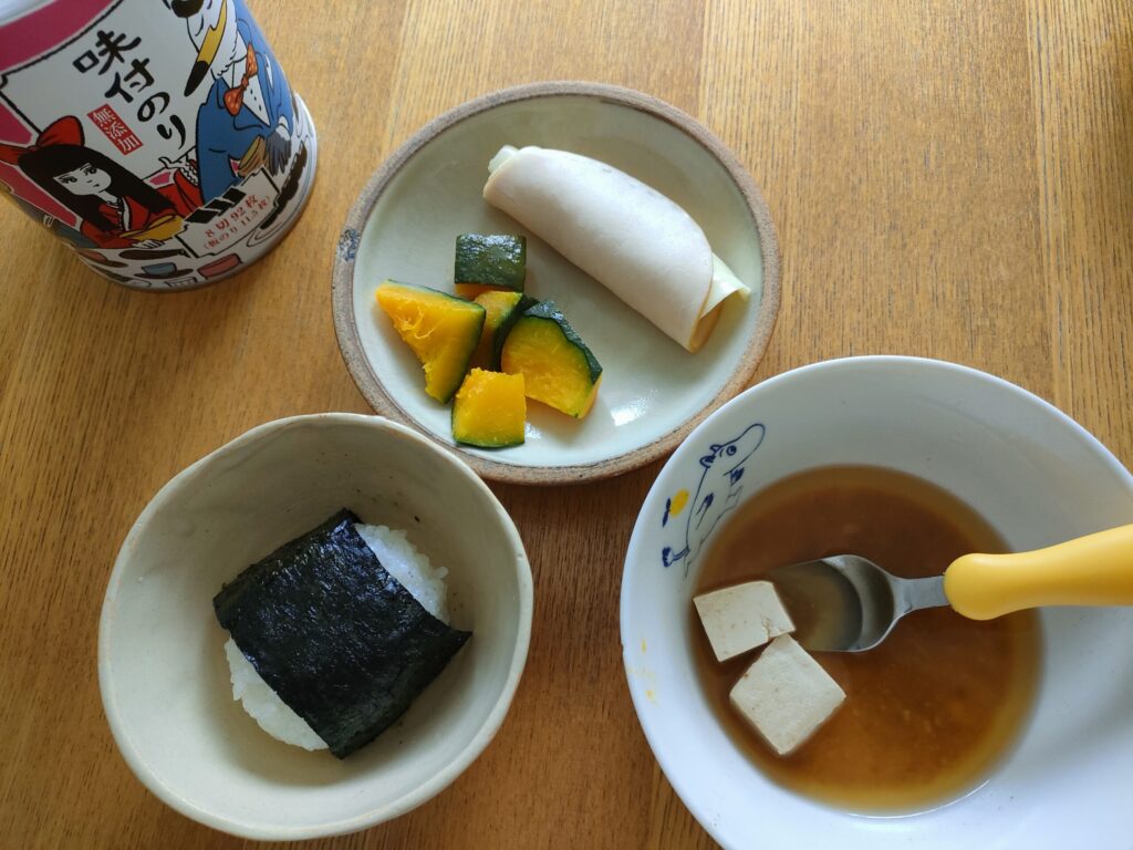 塩むすびの朝ごはんにハムチーズ、ゆでかぼちゃを添えた様子