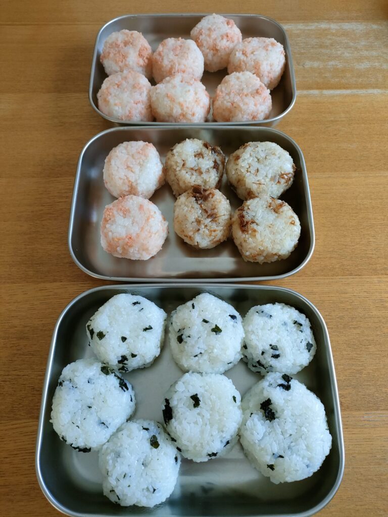 公園へ持って行くために作った鮭・おかか・わかめのおにぎり