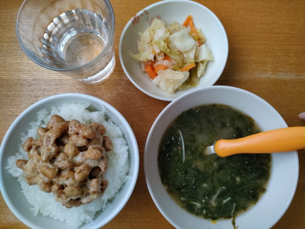 前日のおかずのキャベツの蒸し煮を活用した朝食