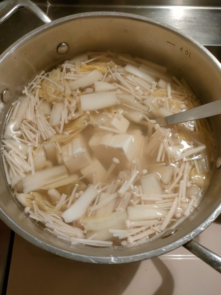 夜に多めに作って翌朝にも使う、白菜・えのき・豆腐の味噌汁