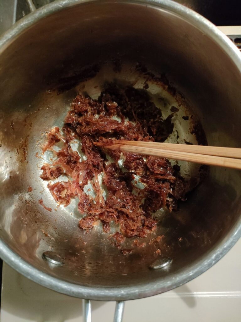 鍋でおかかふりかけを炒りながら水分を飛ばしている様子