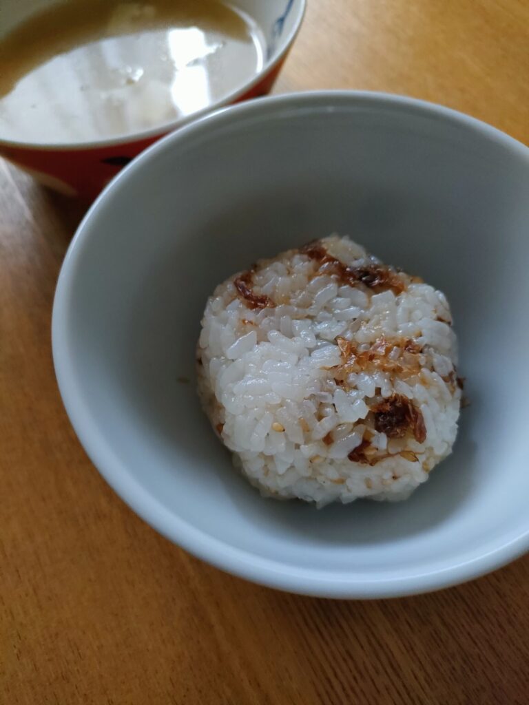 おかかおにぎりと味噌汁を組み合わせた朝ごはん
