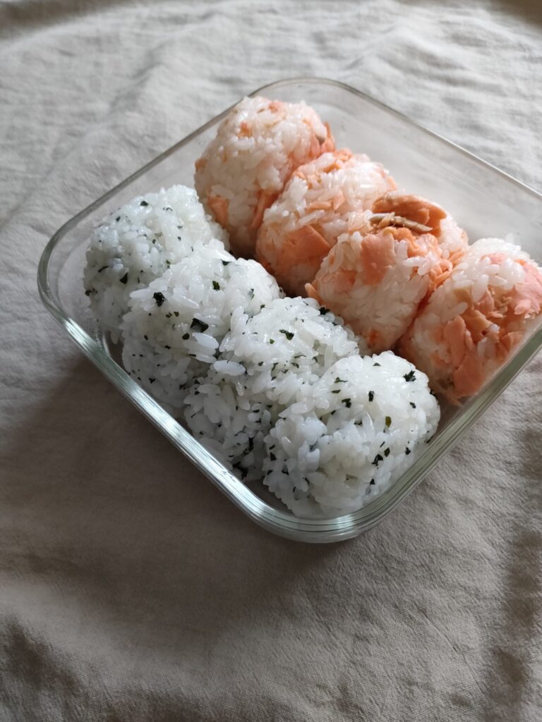 鮭とわかめのおにぎり