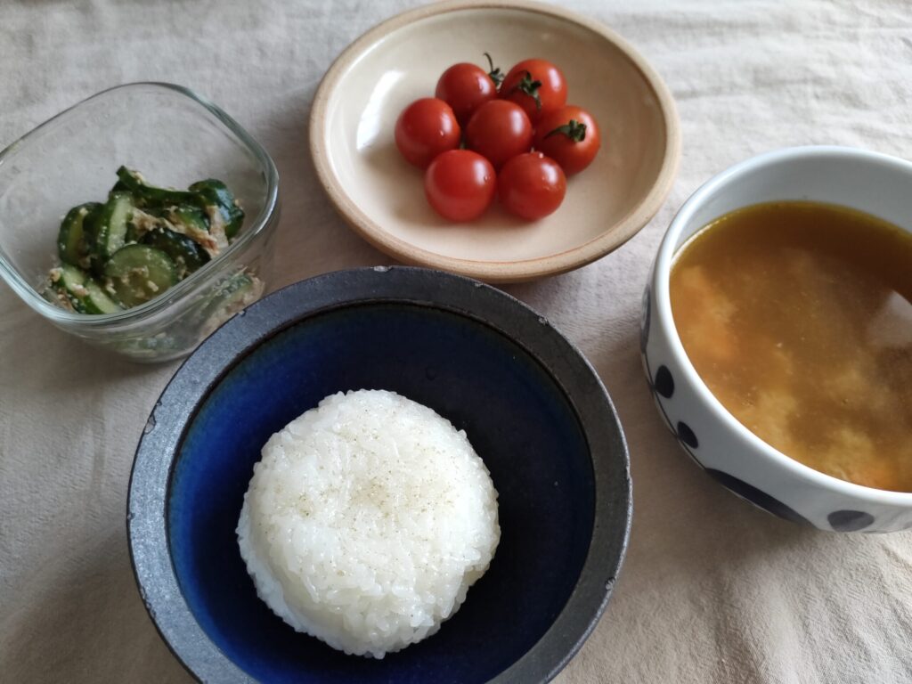おにぎりを主食にした朝ごはん。豚汁と野菜のおかずを添えた献立例