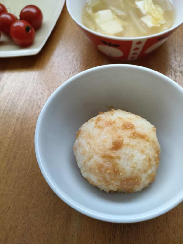 味噌おにぎりと味噌汁、ミニトマトを添えた朝ごはん