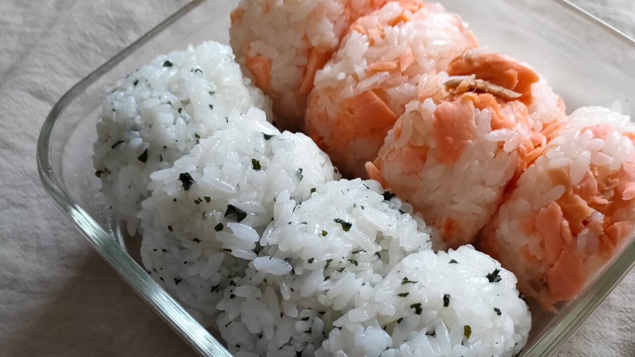 ガラス容器に入った鮭おにぎりとわかめおにぎり