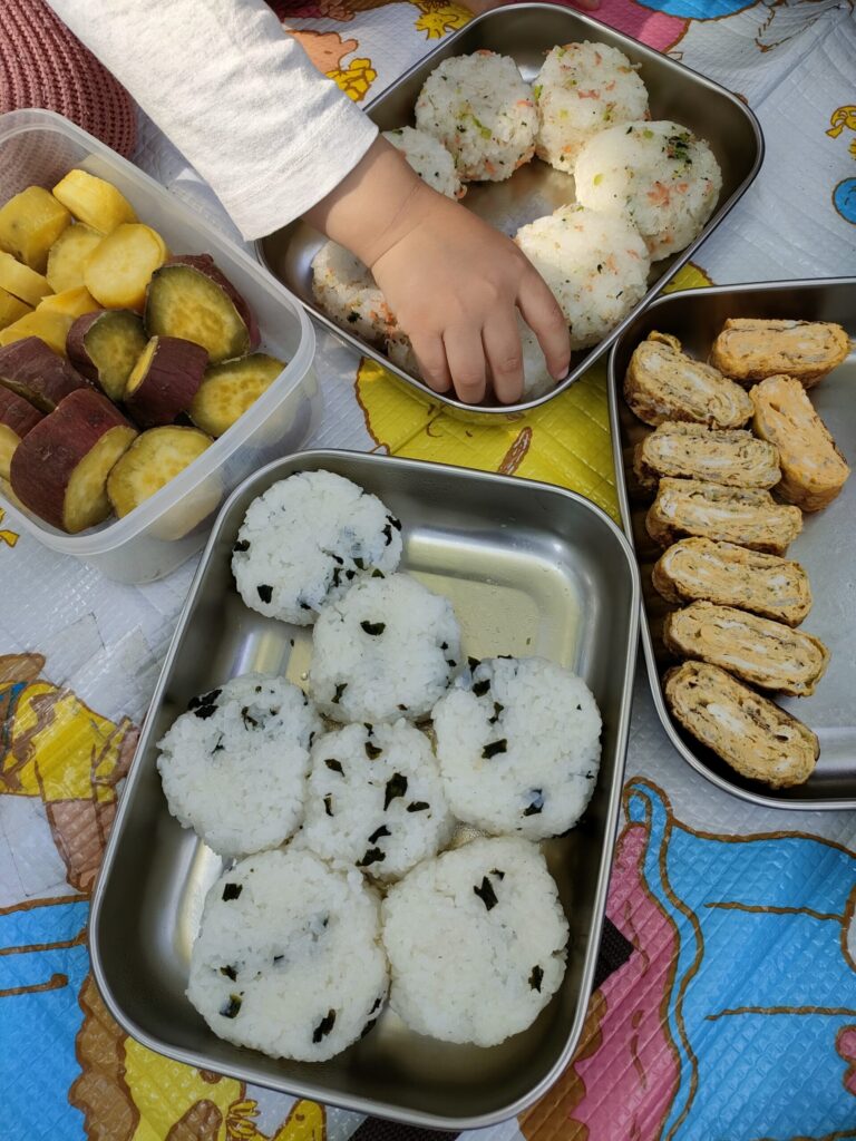 おにぎりと卵焼き、焼き芋を持って行った日のピクニックランチ