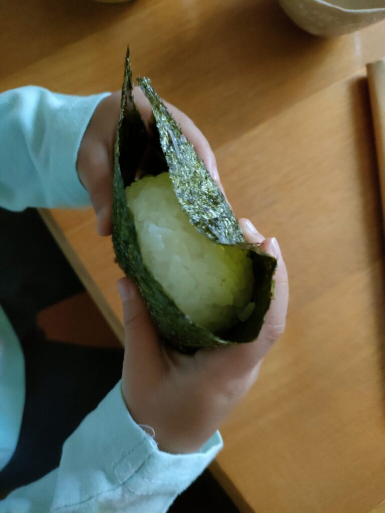 塩むすびに海苔を巻いたおにぎりの写真