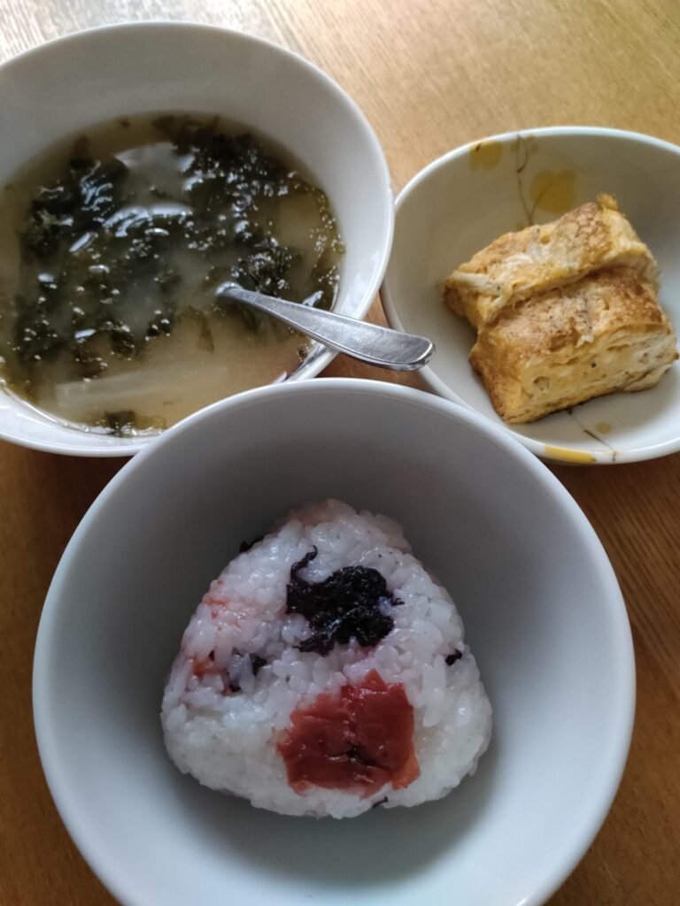 梅干しおにぎりと卵焼き、味噌汁を組み合わせた朝ごはん