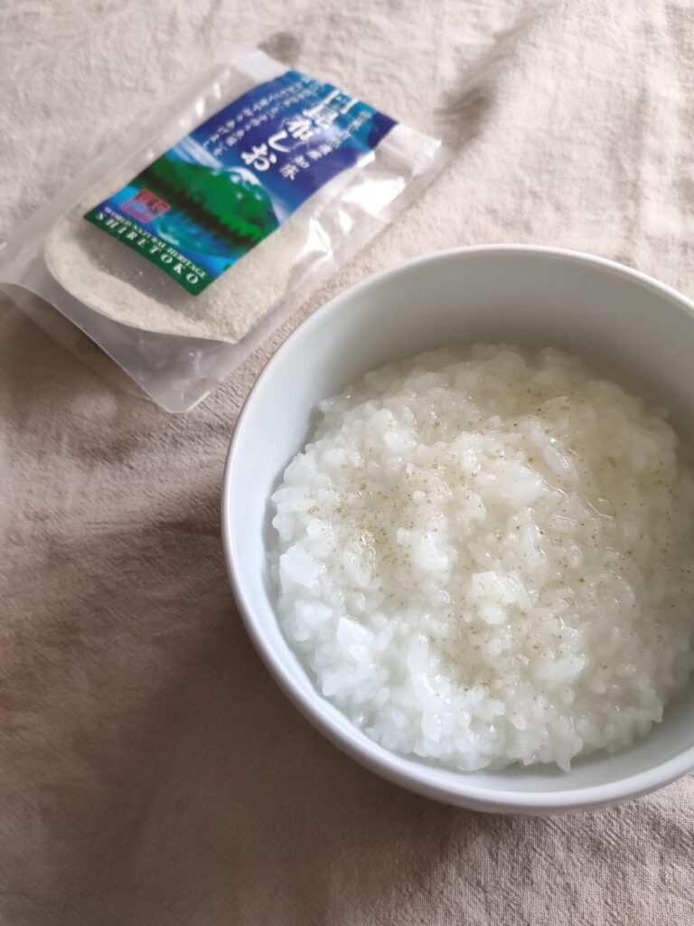 白がゆに北海道の昆布塩をかけたシンプルなお粥