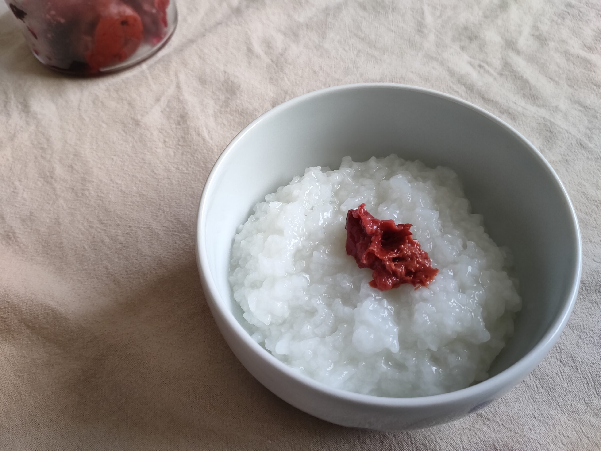 手作り梅干しをのせたお粥