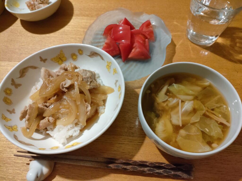 豚丼とトマトと味噌汁の簡単な夕食