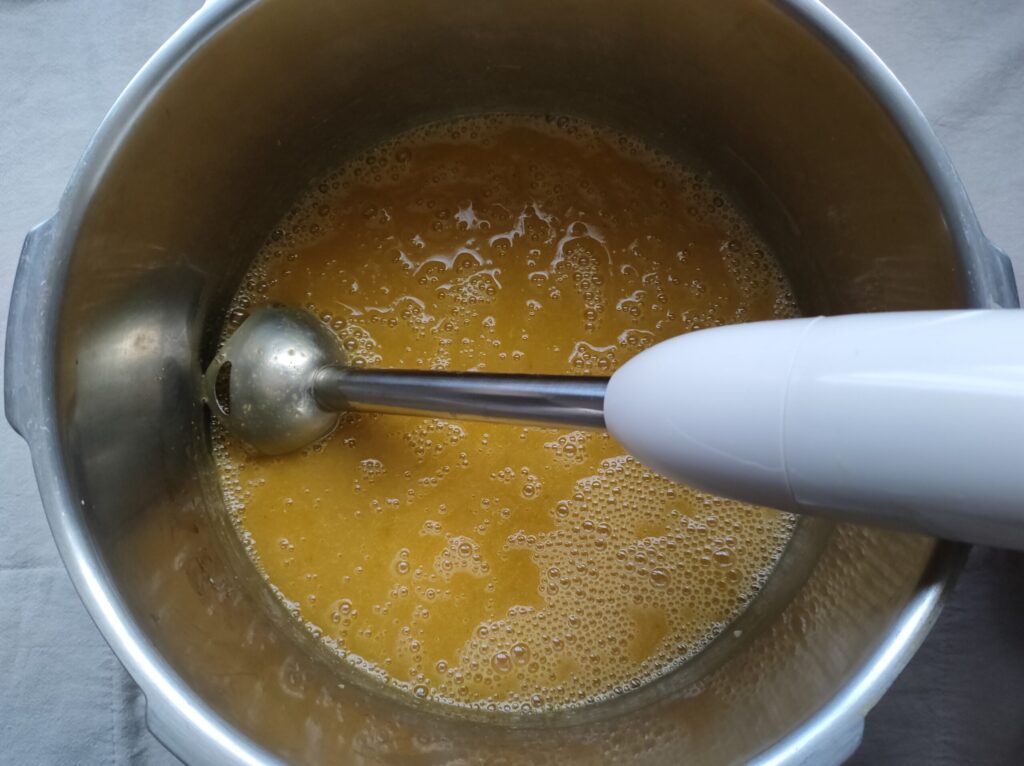 ブレンダーでなめらかにした野菜ポタージュのピュレ状の様子