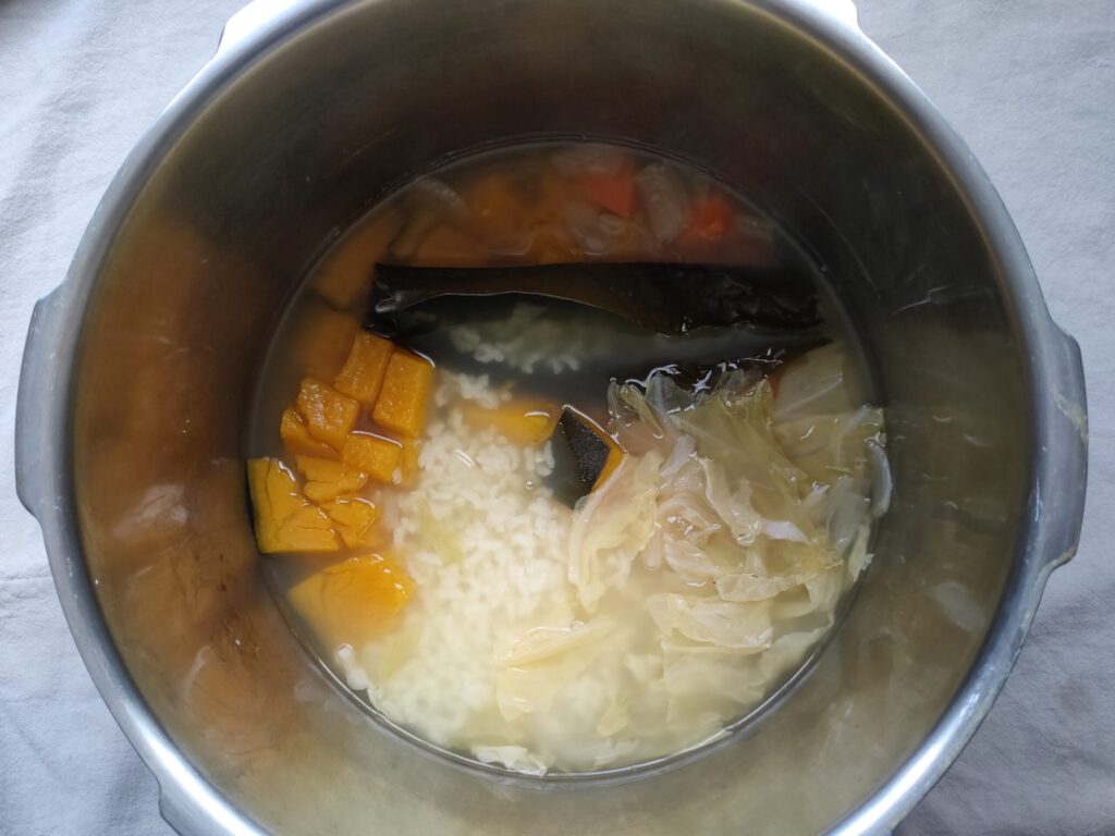 野菜ポタージュの具材を煮て、やわらかくなった状態
