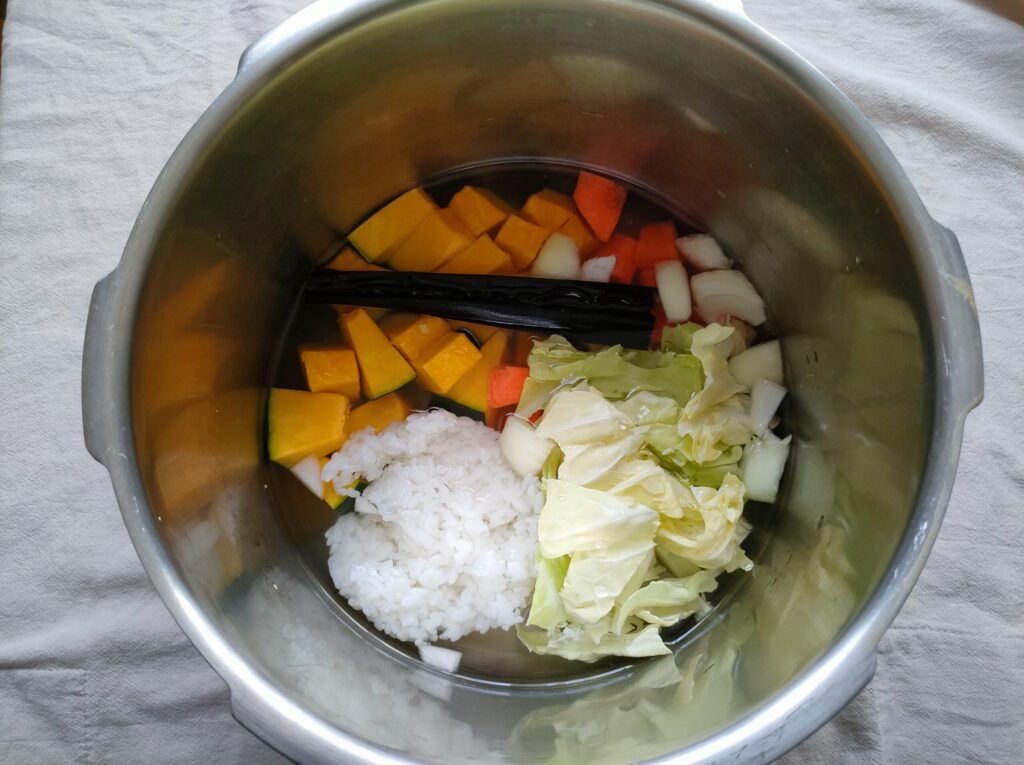 野菜ポタージュの材料（野菜・ご飯・昆布・水）を圧力鍋に入れたところ