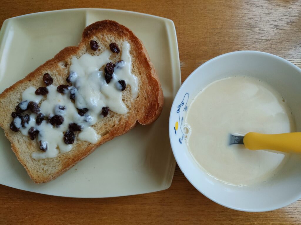 豆乳と牛乳で作ったコーンスープと、レーズンとチーズをのせたトーストの朝ごはん