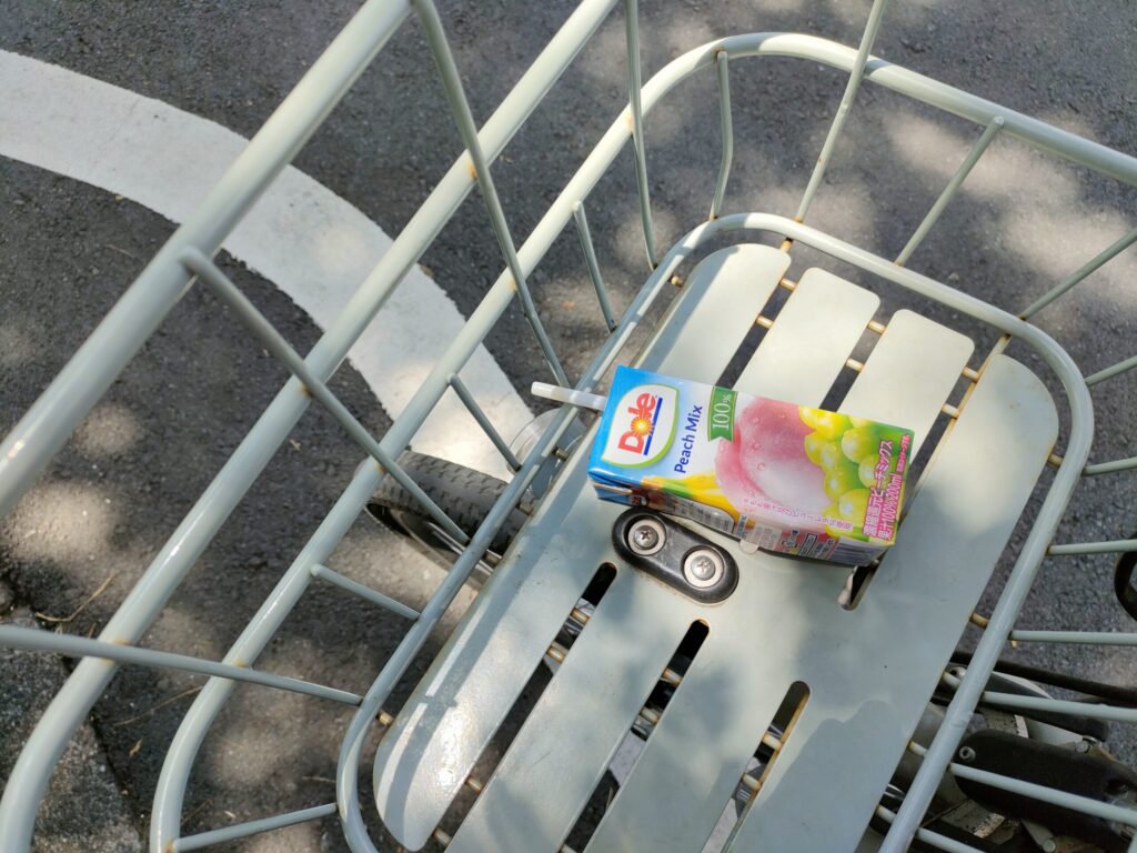 耳鼻科の帰り、自転車のかごに入れた果物ミックスジュースの空パック