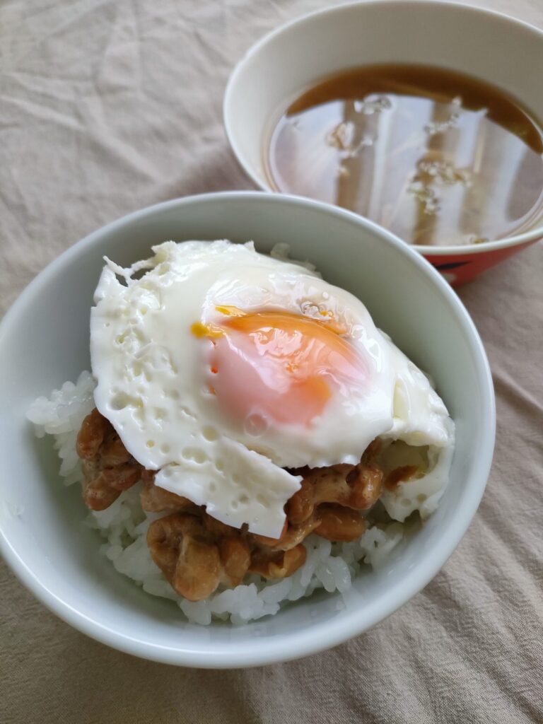 納豆と卵をご飯にのせた子どもの朝ごはん