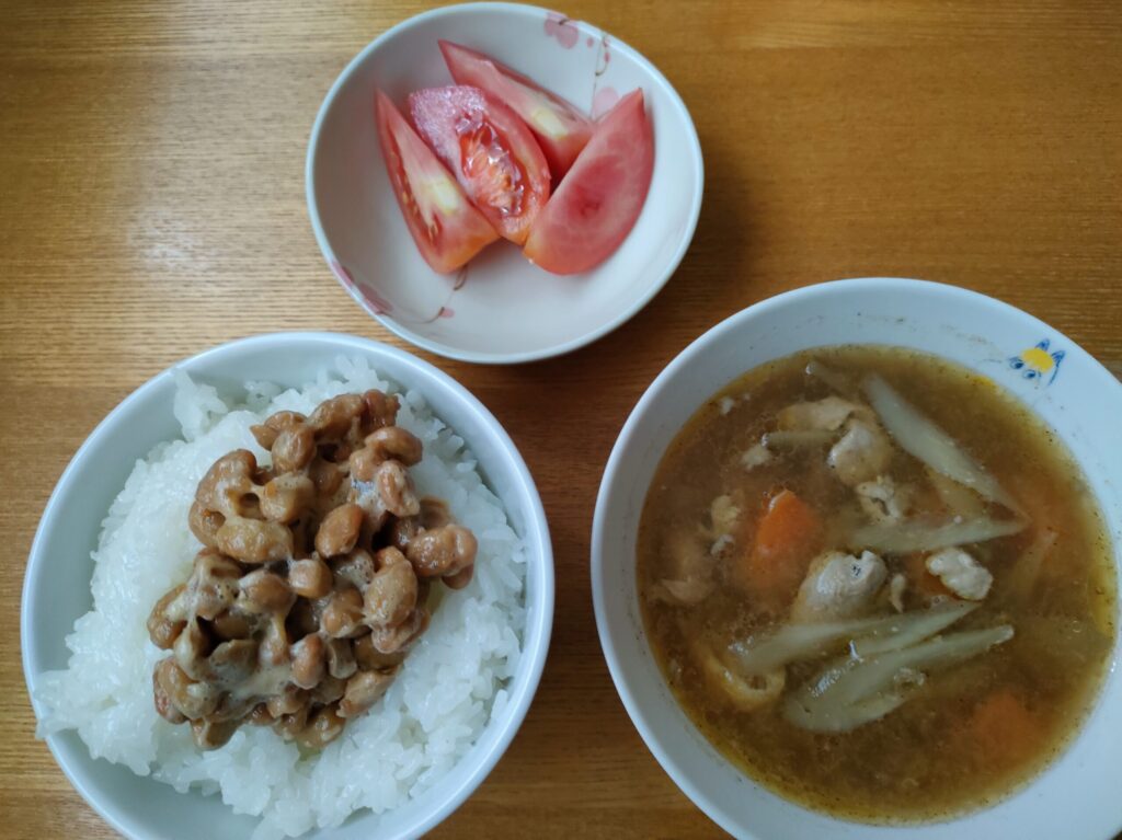 納豆ご飯と豚汁、ミニトマトを添えた子どもの朝ごはん