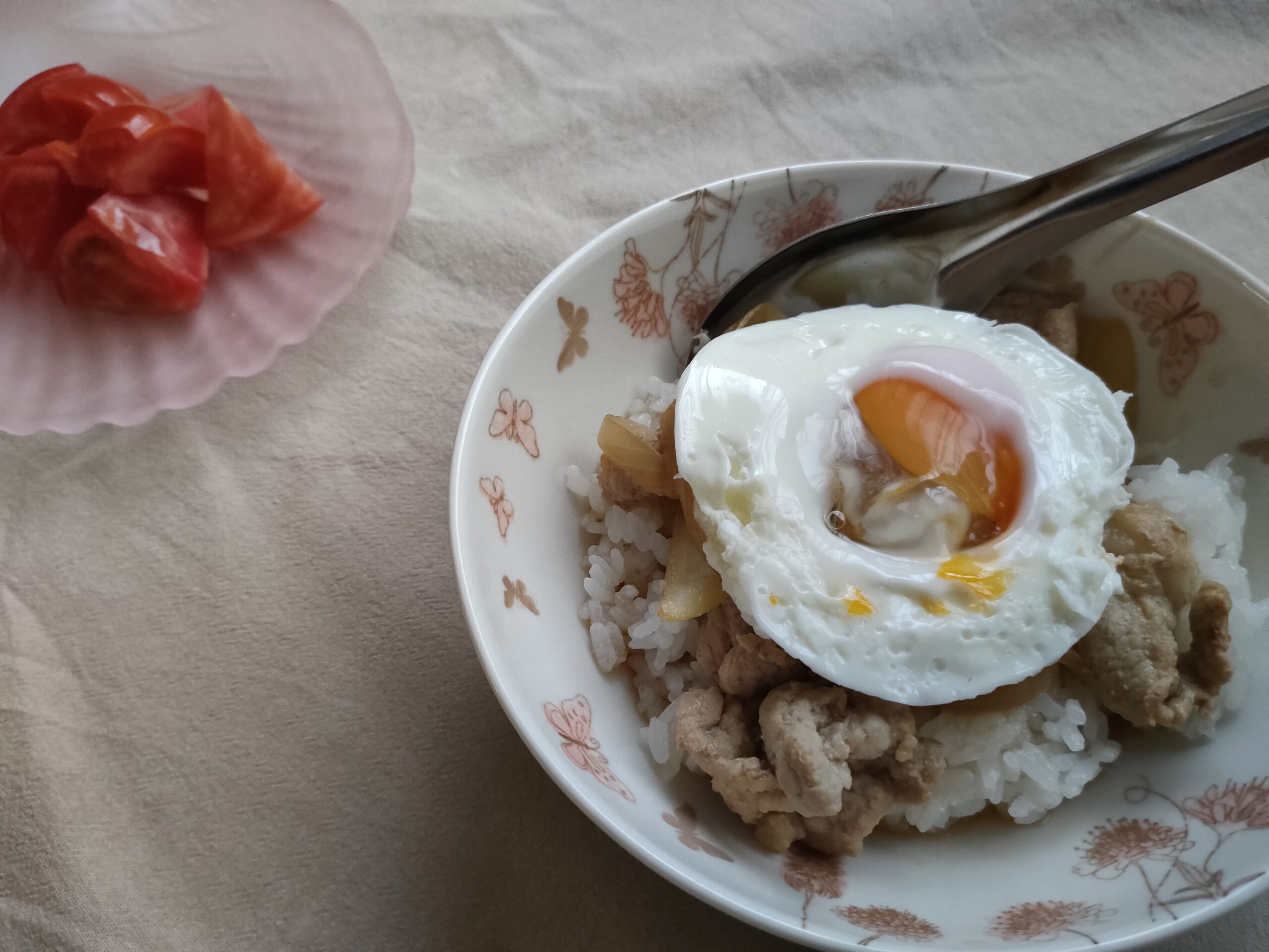 半熟卵をのせた豚肉と玉ねぎの豚丼