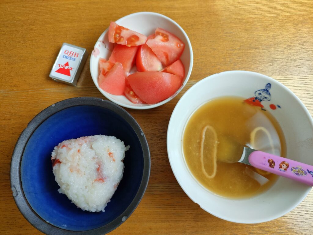 梅干しおにぎりと麩の味噌汁、ミニトマト、ベビーチーズを添えた子どもの朝ごはん