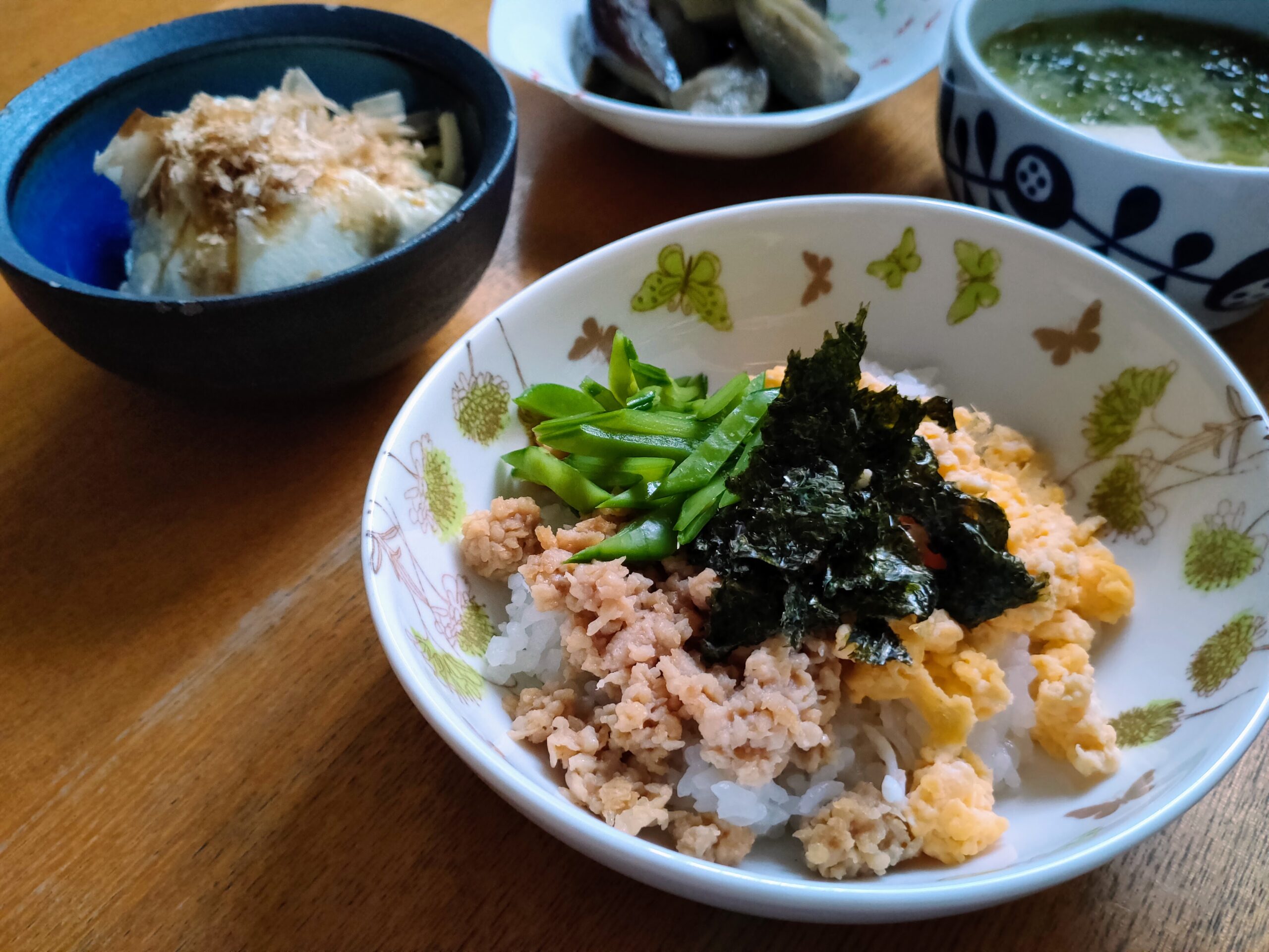 鶏そぼろと炒り卵の二色丼に、味噌汁と冷奴となすのだし浸しを添えた夕食。