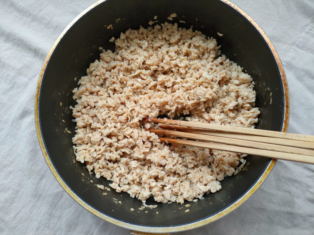 オートミール入りの鶏そぼろが完成したところ。