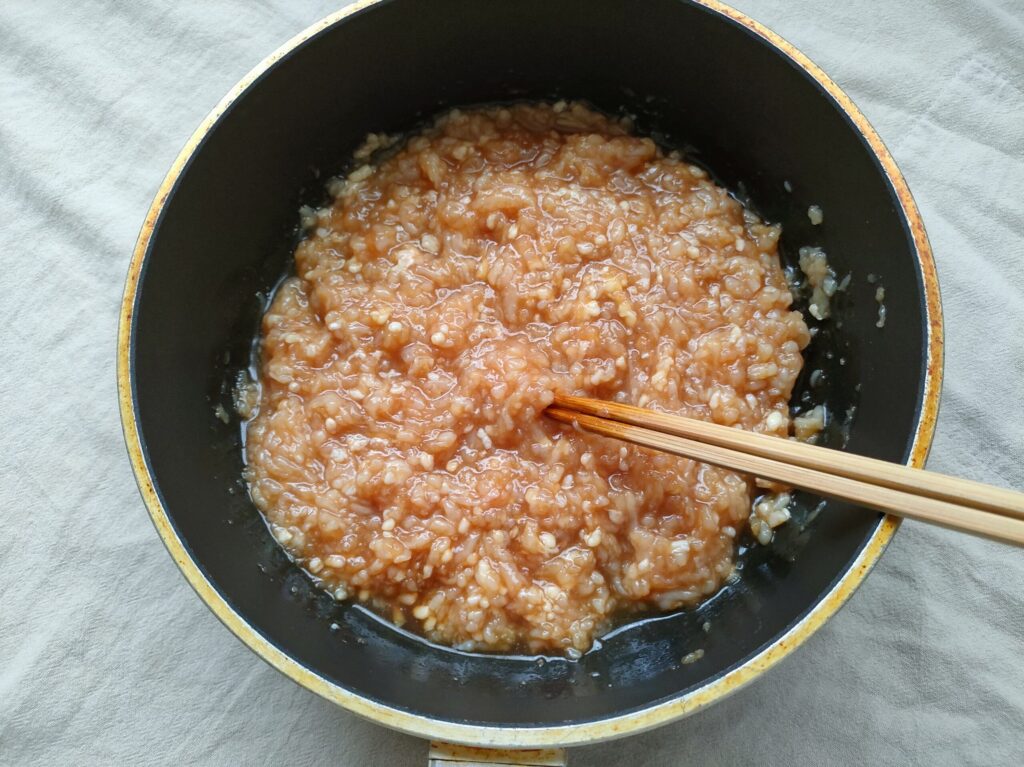 鶏そぼろの材料の鶏ひき肉と調味料を混ぜたところ。
