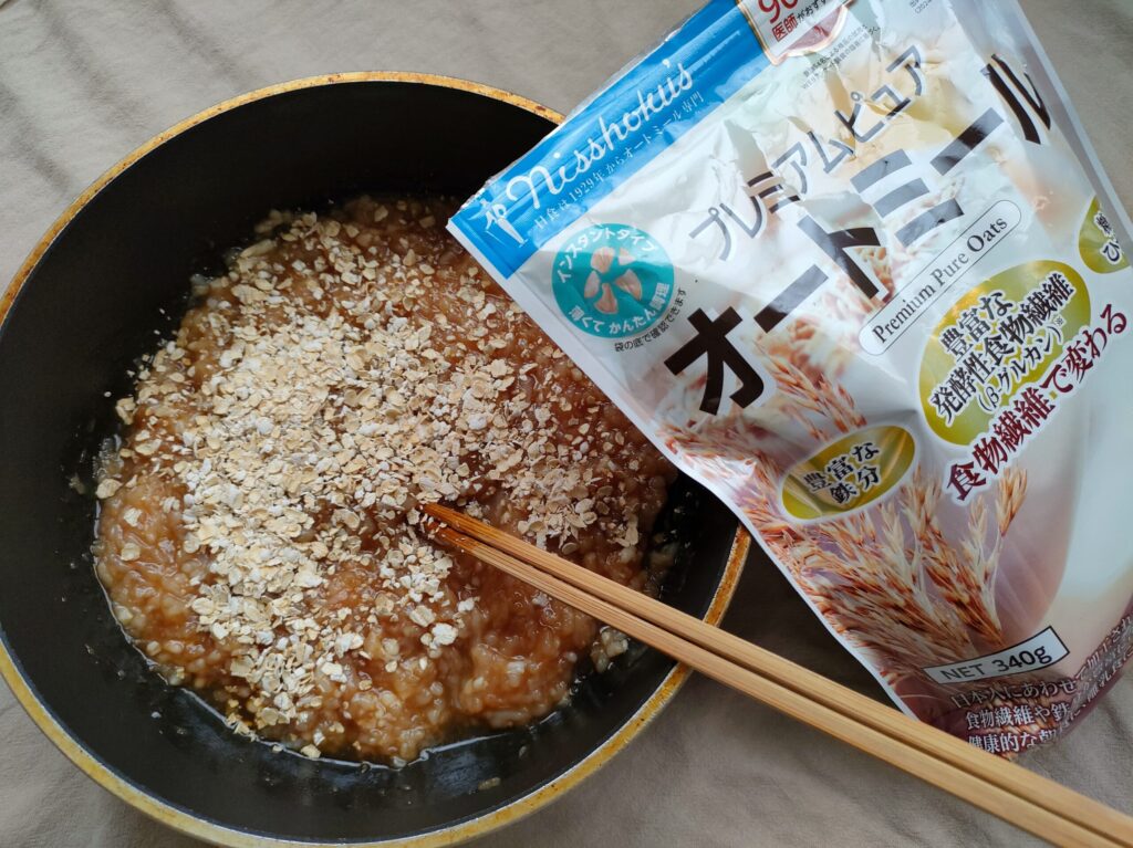 鶏そぼろの材料の鶏ひき肉と調味料にオートミールを加えたところ。