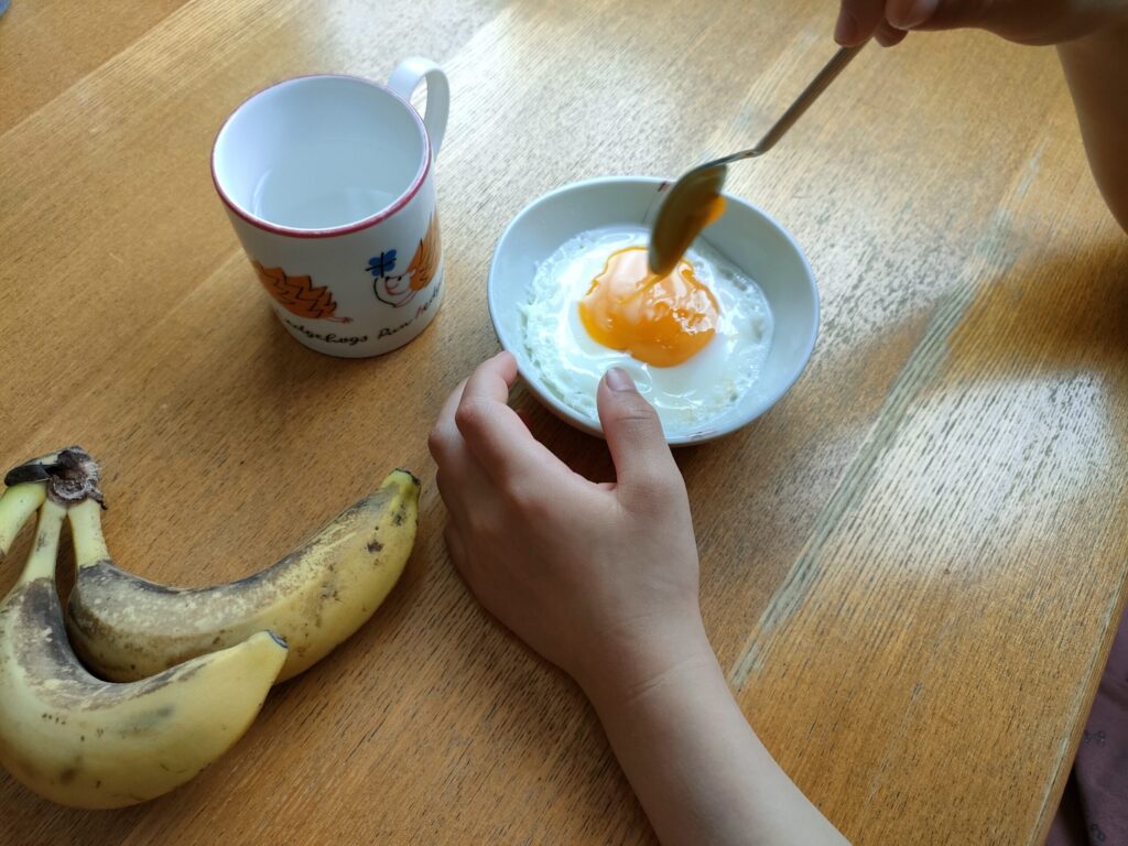 電子レンジで作った卵とバナナを並べた朝ごはん