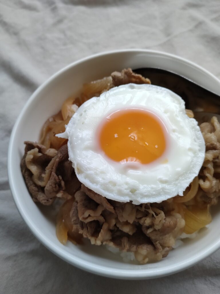 牛丼に電子レンジで作った卵をのせたところ