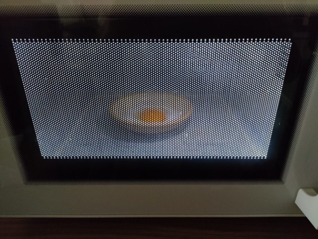 電子レンジで卵を加熱しているところ