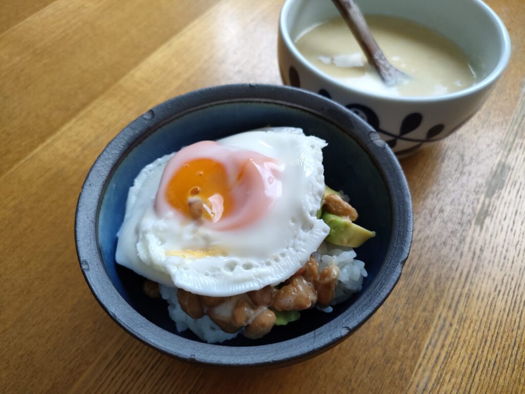 納豆とアボカドをご飯にのせ、その上に電子レンジで作った卵をのせたところ