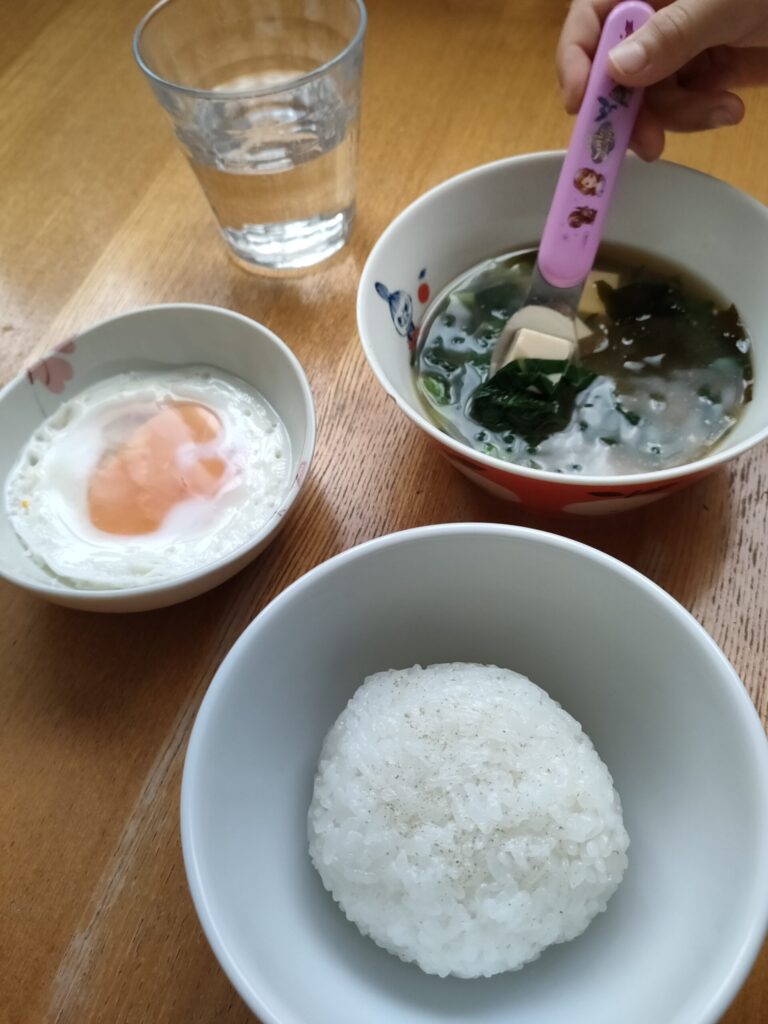 おにぎりと電子レンジで作った卵を並べた朝ごはん