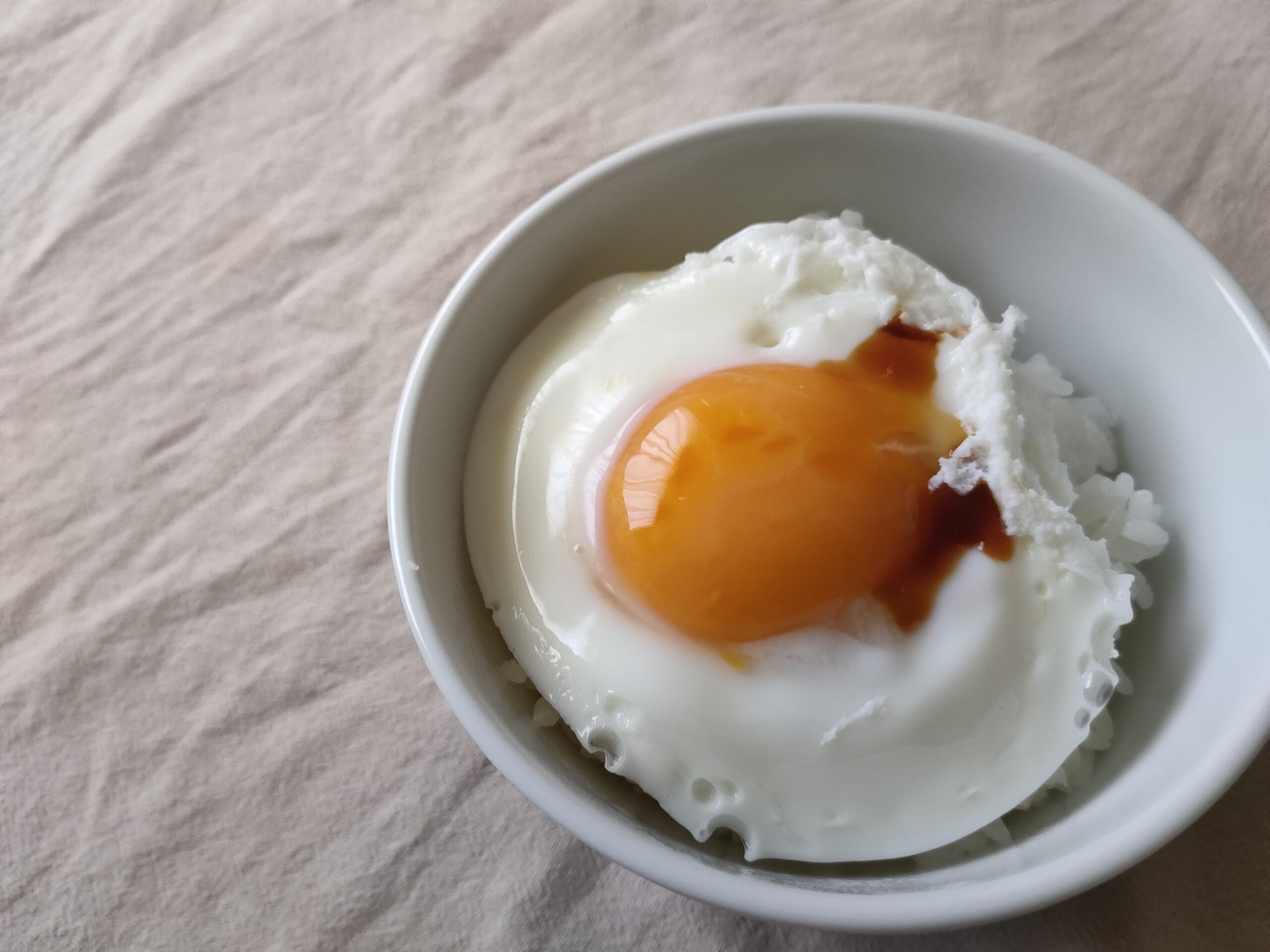 電子レンジで作った卵をご飯にのせた朝ごはん