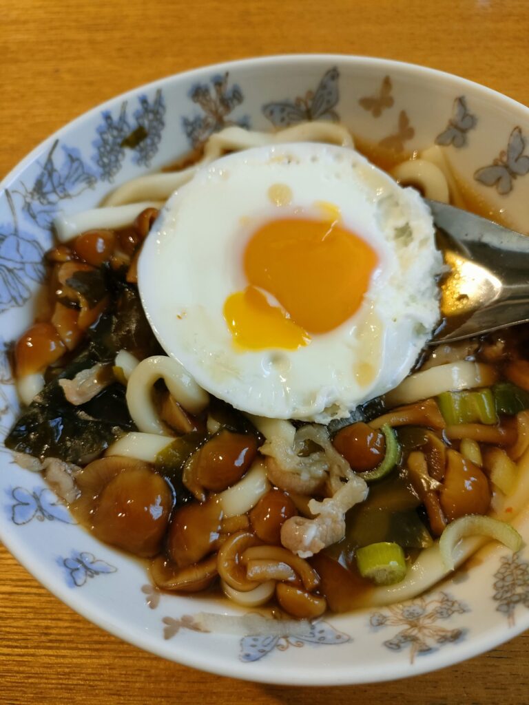 温かいうどんに電子レンジで作った卵をのせたところ