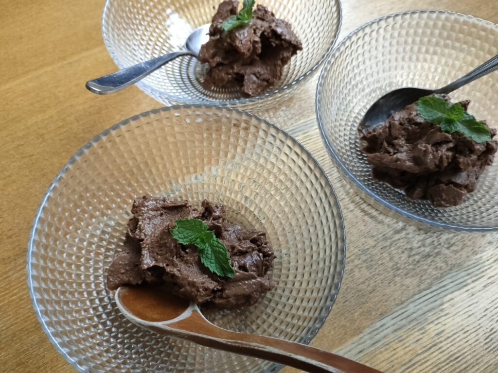 手作りのバナナチョコアイスを器に盛り付けたところ