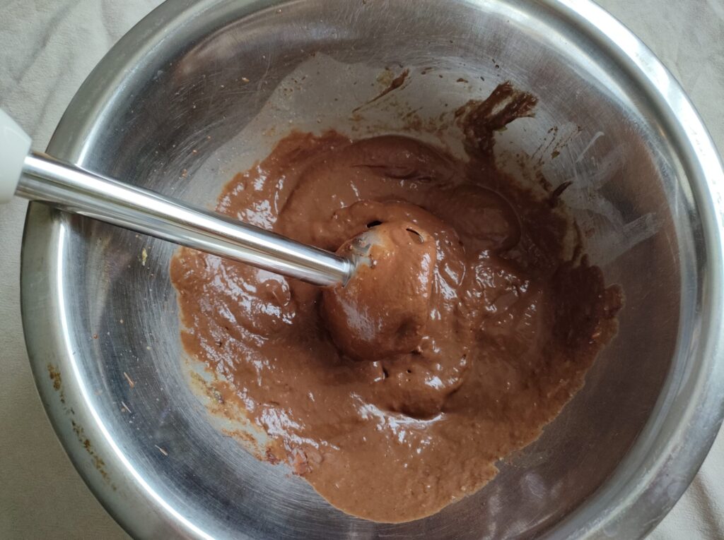 チョコバナナアイスの材料をブレンダーで混ぜたところ