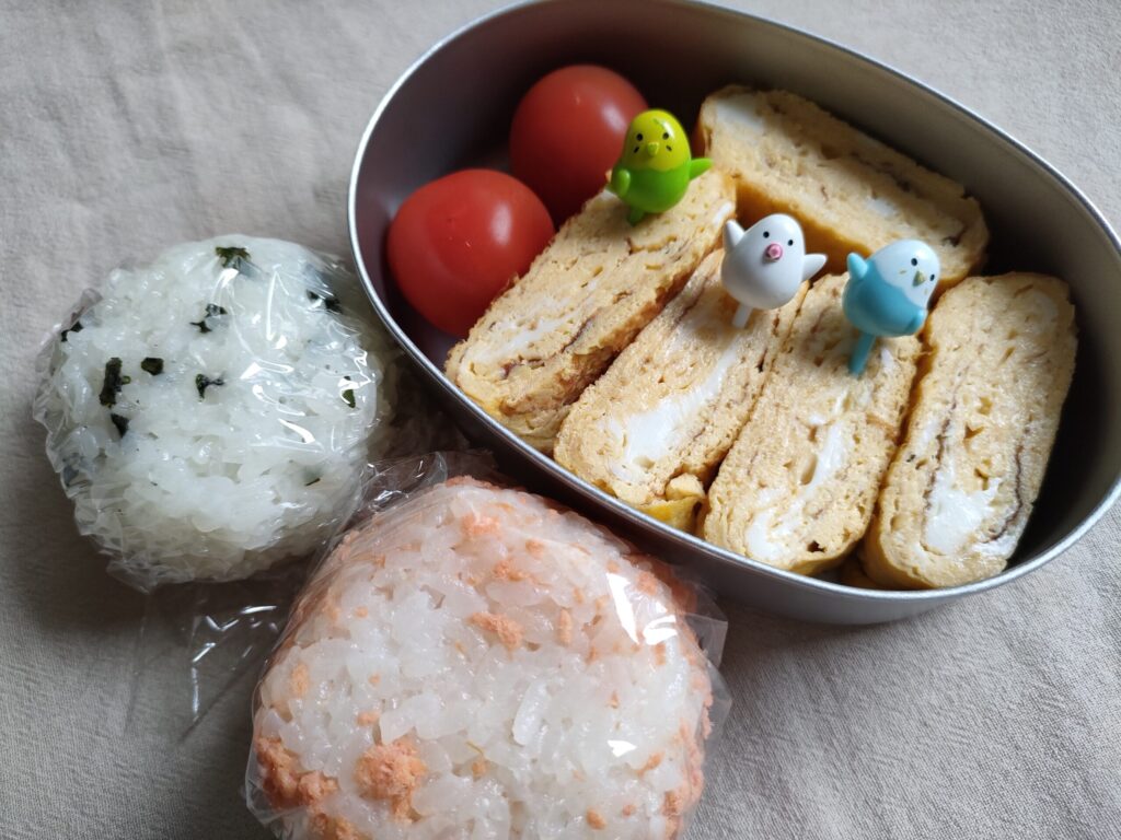 鳥のピックを使った子どものお弁当