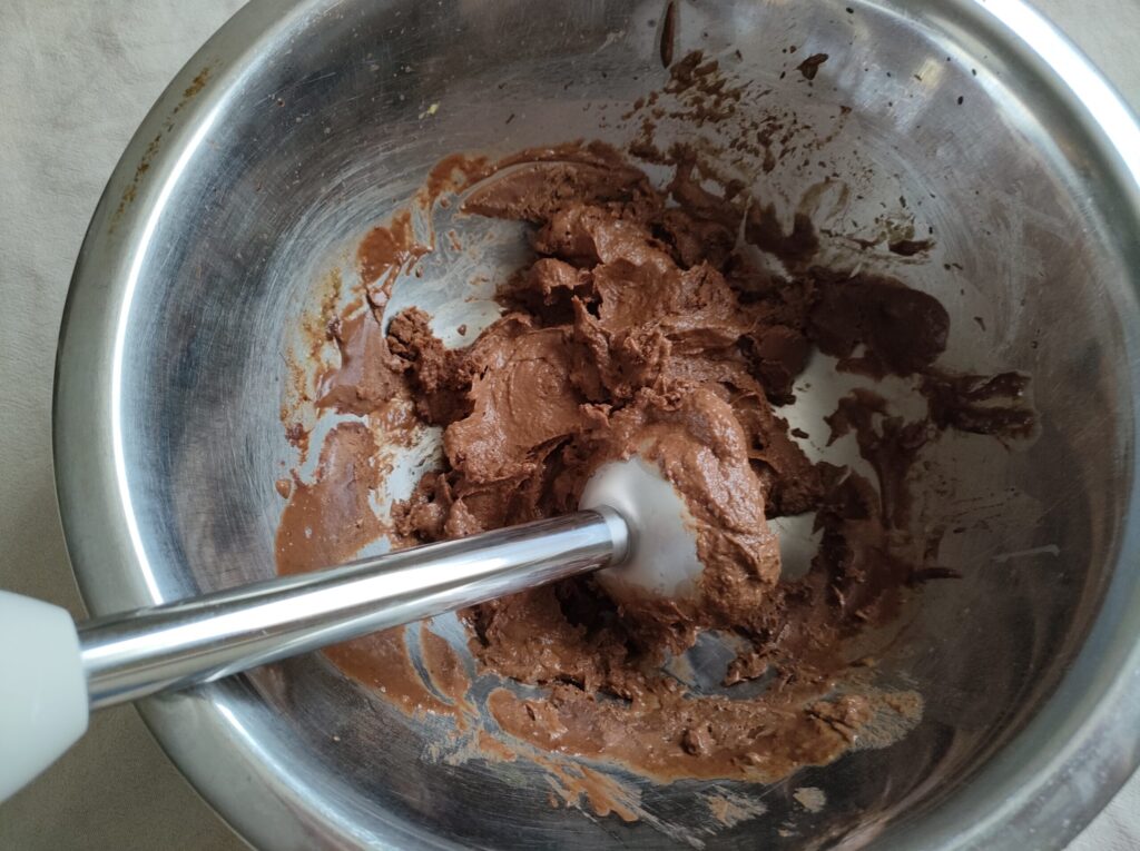チョコバナナアイスの材料を撹拌し、ボウルごと冷凍して2時間ほど冷やしたところ