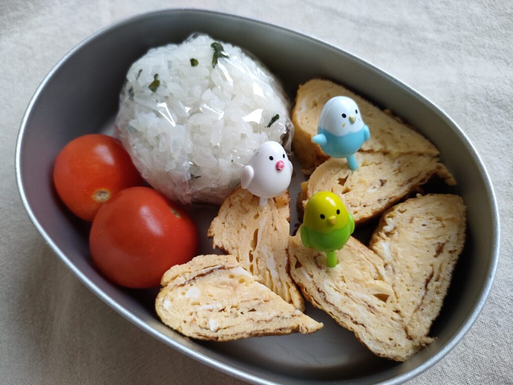 ハート型に切った卵焼きを入れた子どものお弁当