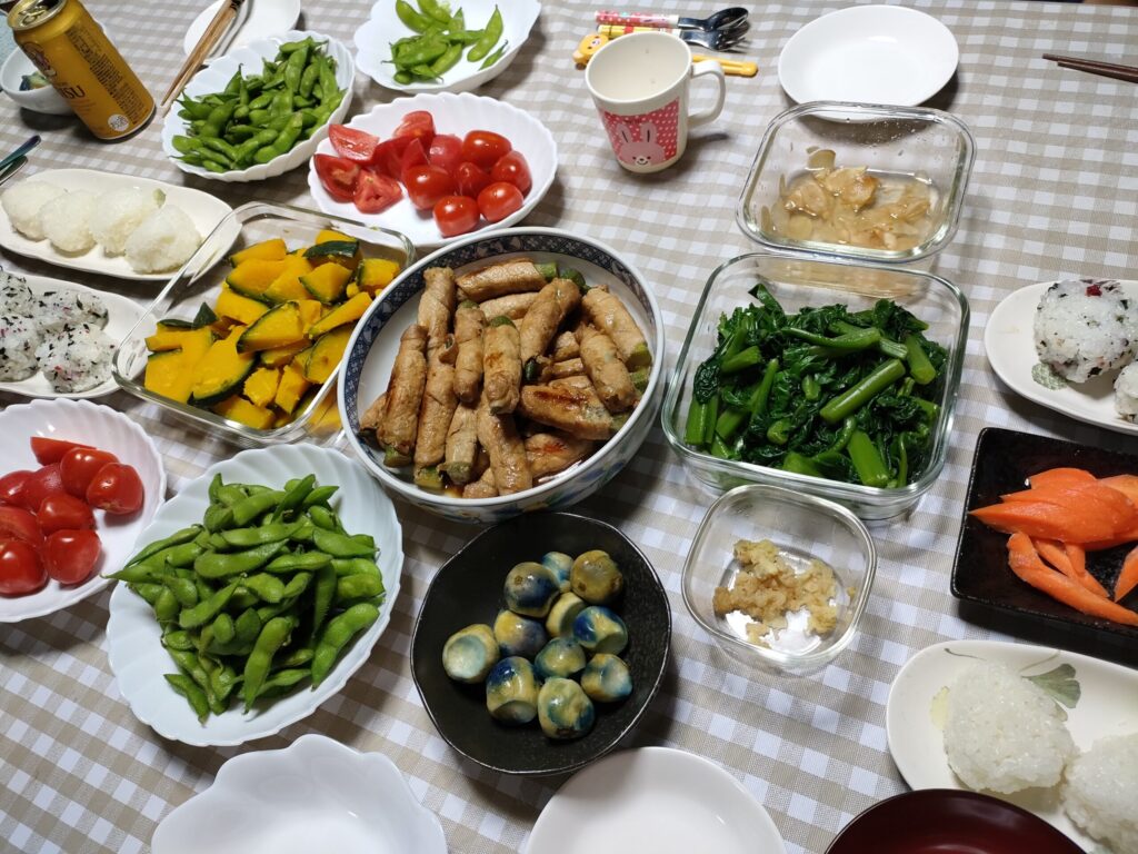 オクラの肉巻きやかぼちゃ、つるむらさき、枝豆などが並んだ実家の食卓