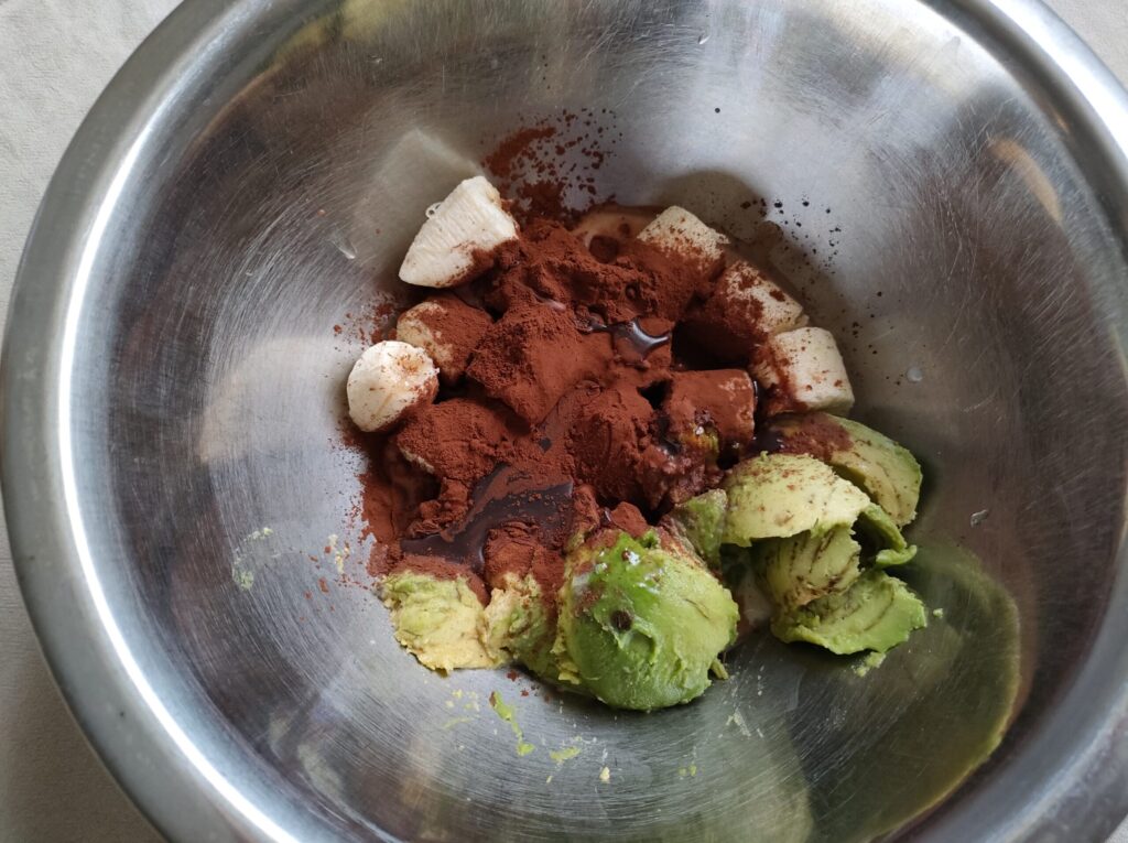 チョコバナナアイスの材料をすべてボウルに入れたところ